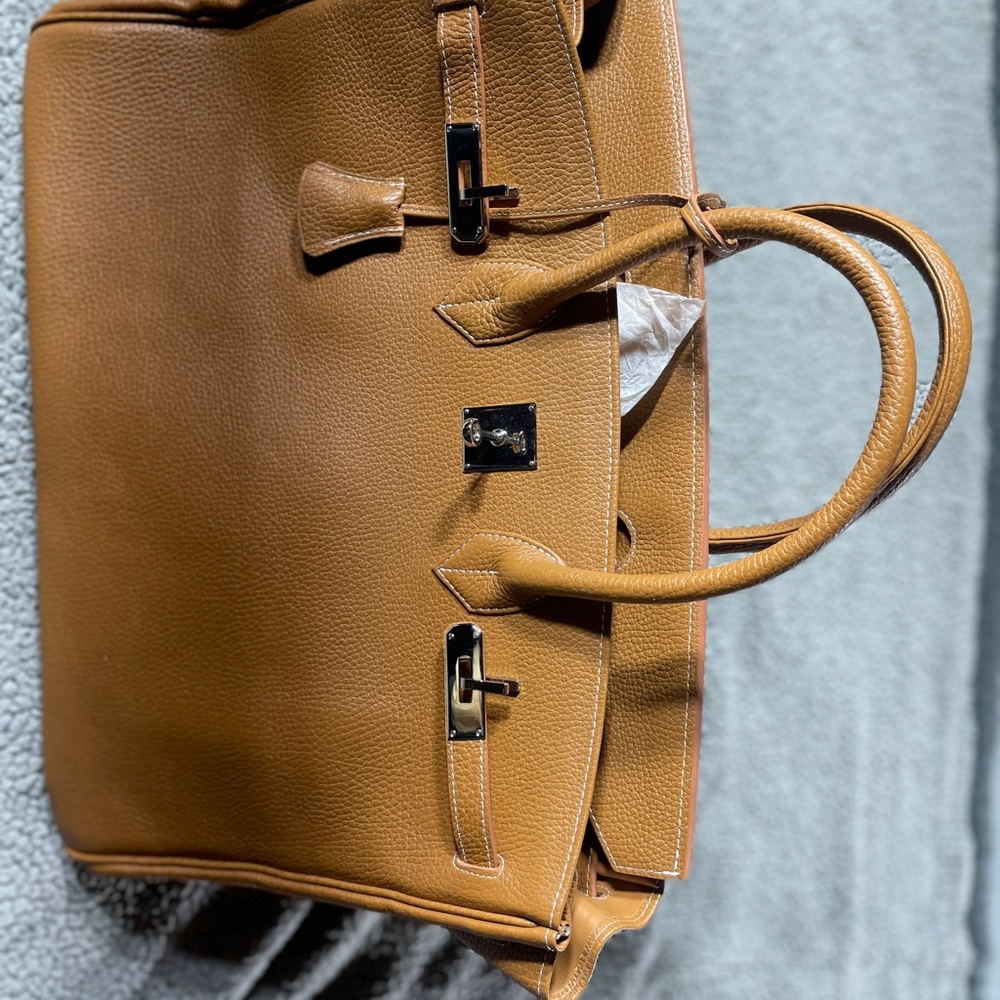 Tan Leather Tote Bag with Structured Design and Toggle Closure